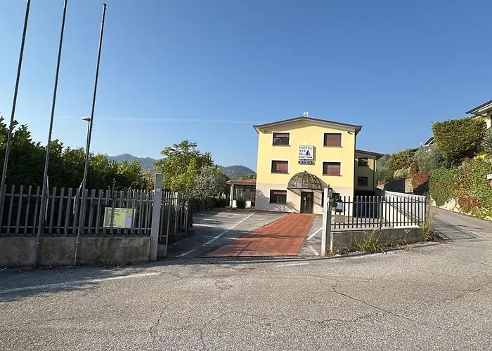 לינה וארוחת בוקר Garda 4*